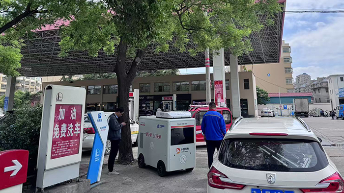 瑰宝移动充电机器人助力中国石化解决加能站高峰充电难题